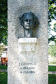 Enthüllung Ludwig II. Denkmal von Walter Angerer „der Jüngere“ vor den Schiffsanlegern am Hafen in Prien-Stock am Chiemsee.(©Foto: Prein Tourismus)